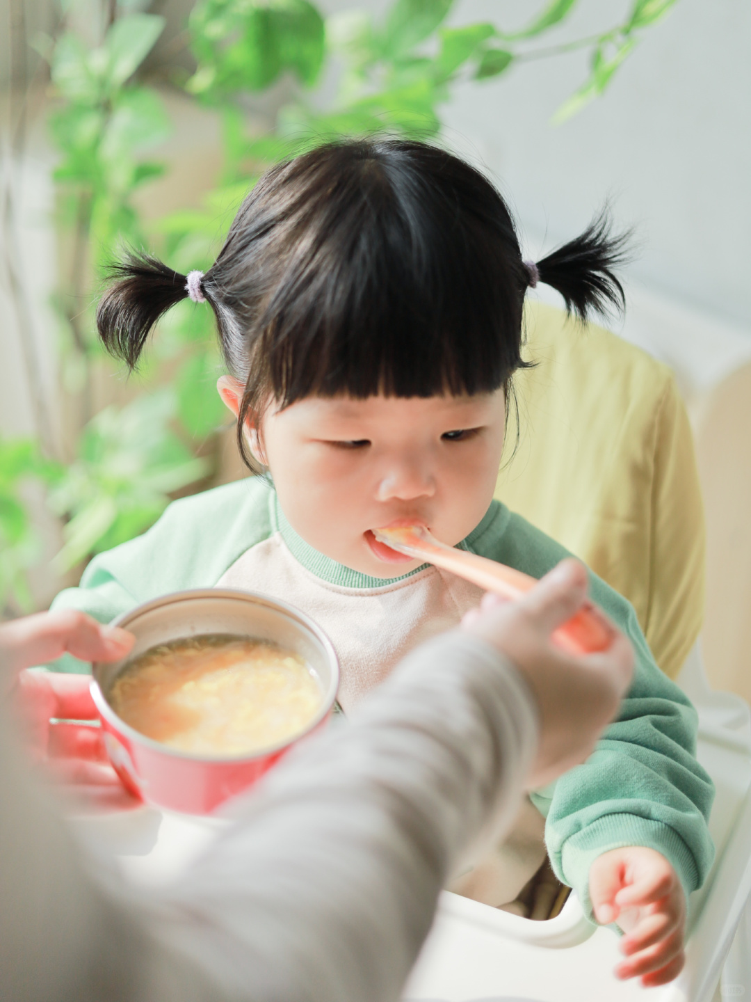 几个月大的宝宝可以吃面条？营养辅食的添加与宝宝成长里程碑